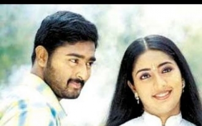 Vizhigalin Aruginil Vaanam