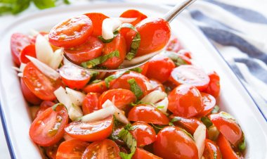 தக்காளியை அளவுக்கு மீறி  உணவில் சேர்ப்பதால் இவ்வளவு பாதிப்புகளா?