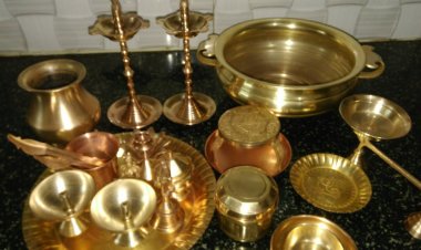 வீட்டில் உள்ள பொருட்களை வைத்தே பூஜை பாத்திரங்களை பலபலவென்று சுத்தம் செய்யலாம்.