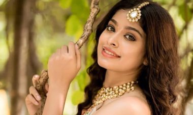 நீச்சல் உடையில் சொட்ட சொட்ட நிற்கும் தர்ஷா குப்தா