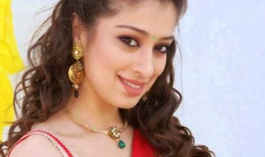 கையில் மதுவுடன் நடிகை லட்சுமி ராய்.